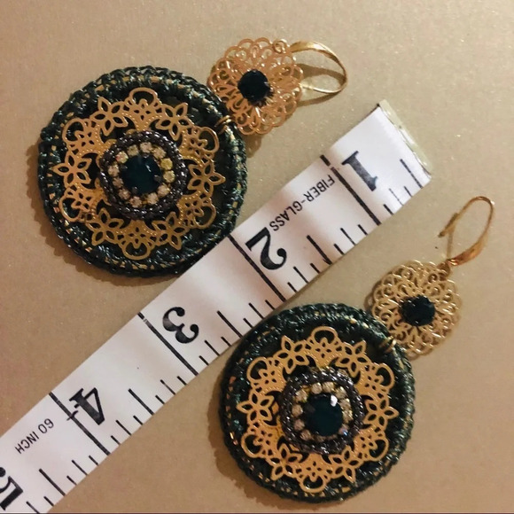 Art of thread, hand made earrings. Dark Green color with gold accents - Picture 3 of 6